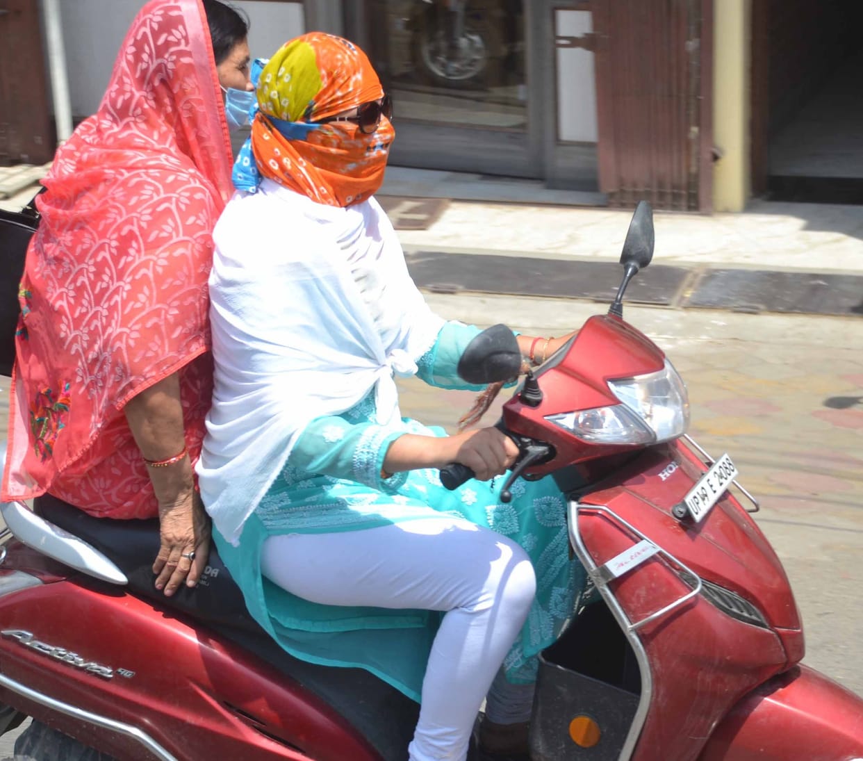 The temperature reached 43 degrees, people kept getting scorched