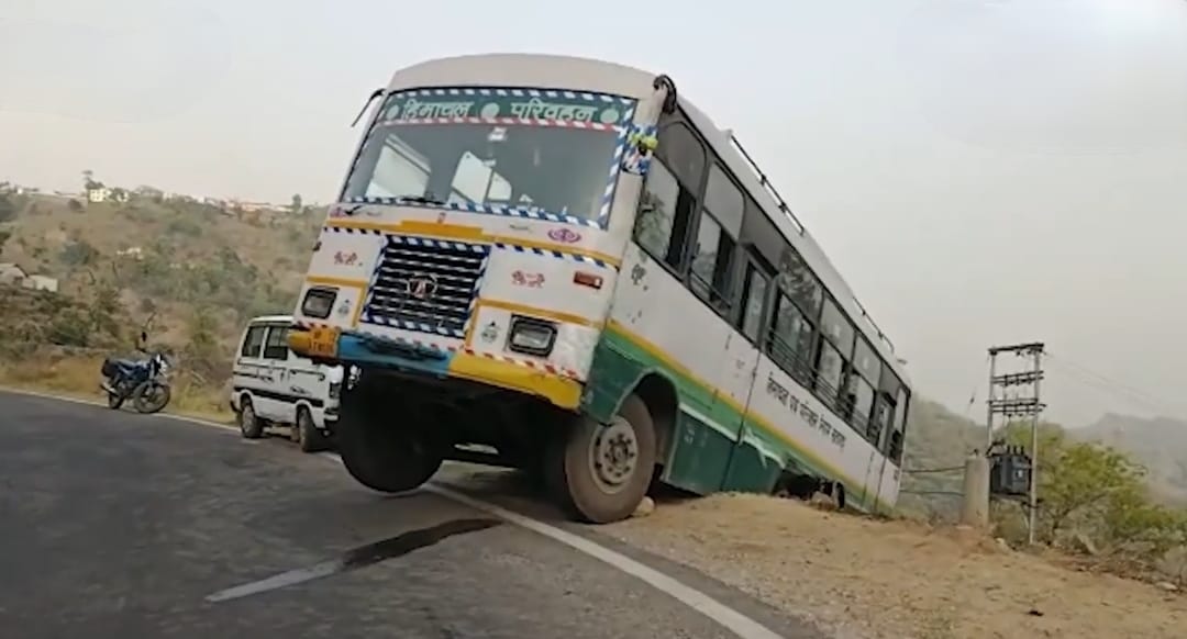 Bus hanging from the road uncontrollably