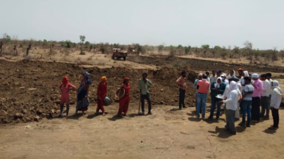 Shivpuri: Amrit pond being built with public cooperation, CEO honored the villagers who helped by garlanding them
