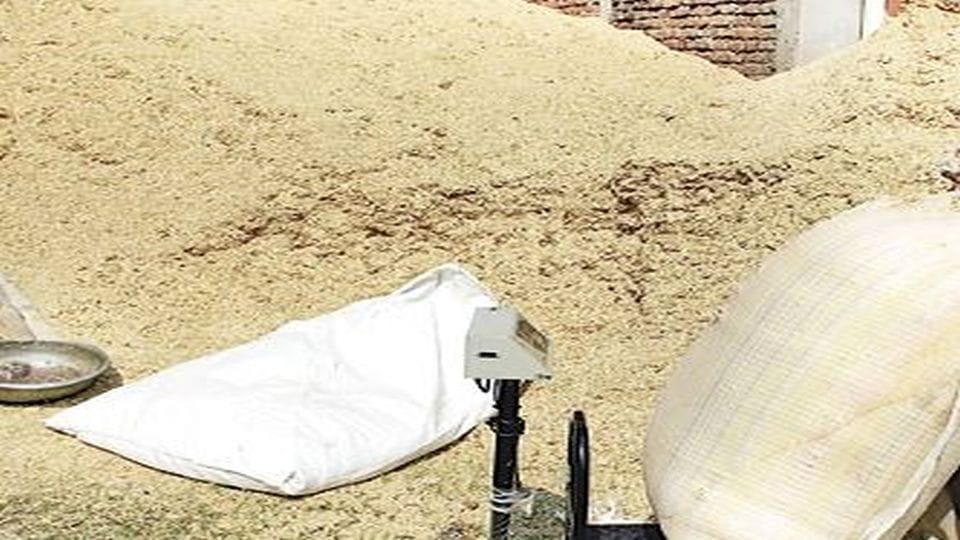 Ban on taking straw for sale in other districts in Mainpuri
