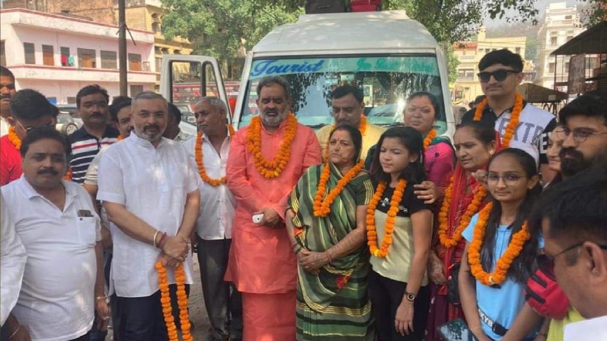 Chardham Yatra First batch of passengers leaves from Haridwar former cabinet minister Swami Yatiswarananda welcomed