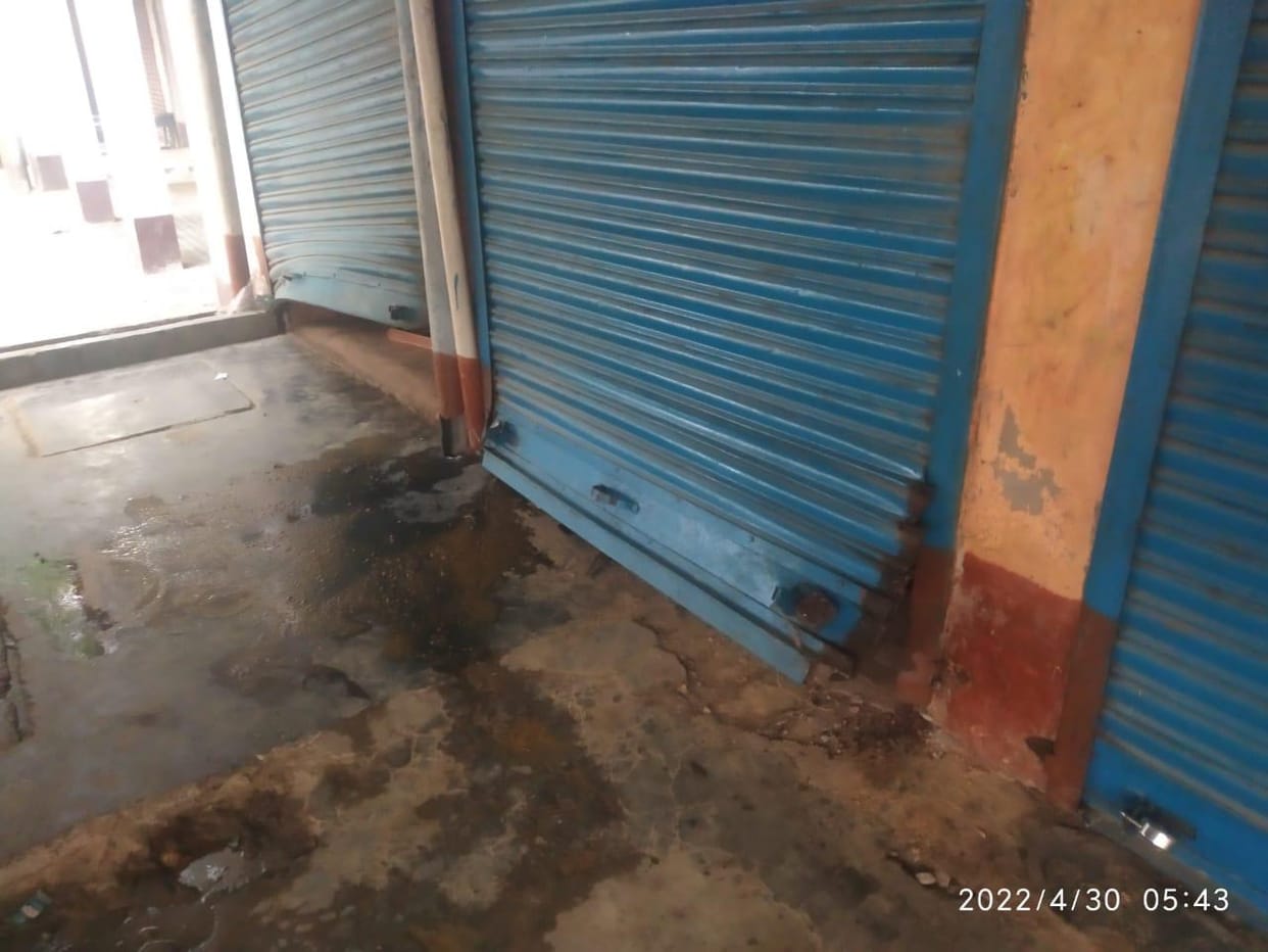 hardoi news,Theft by breaking the shutters of three shops including Saraf