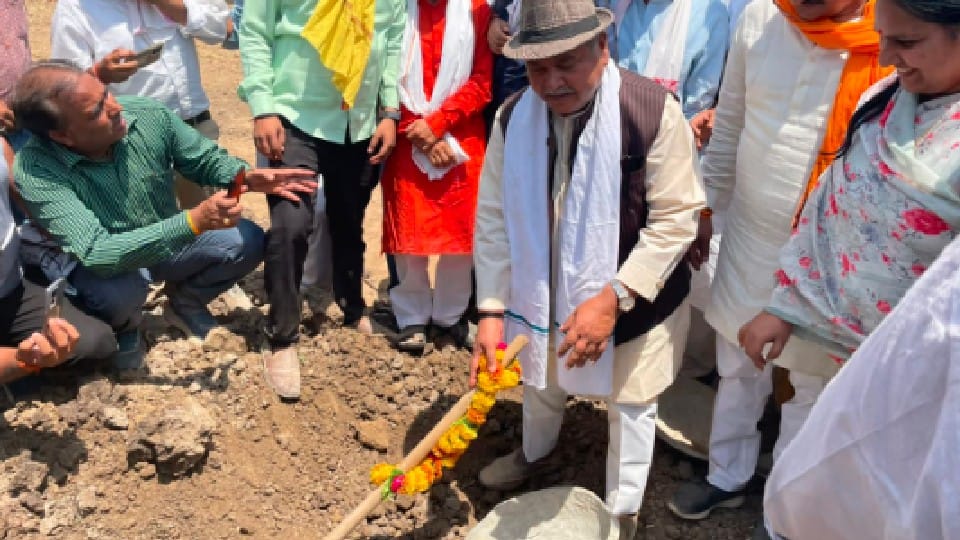 Morena: Union Agriculture Minister Tomar came to see the construction work of the pond, then himself started filling the soil in Tagari