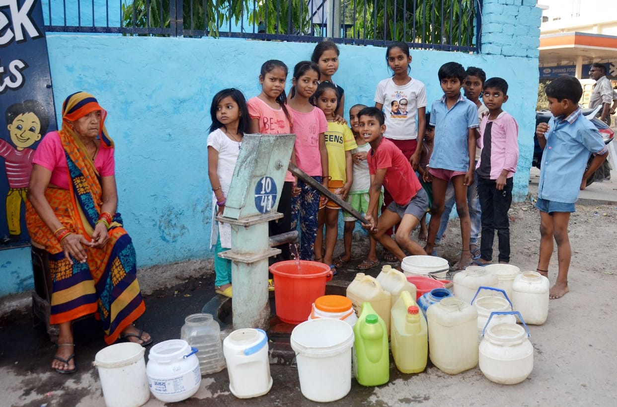 Aligarh: Hand pump is bad, dirty water coming from taps