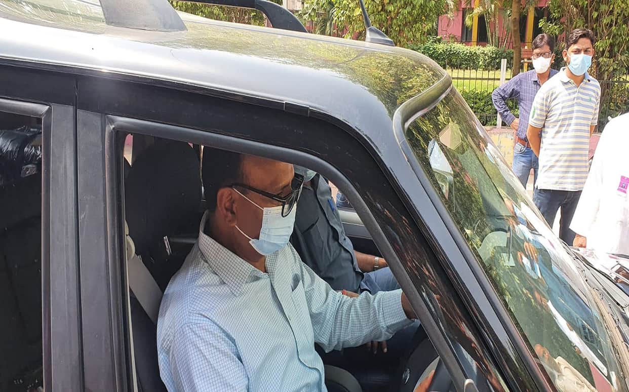 UP Deputy CM Brajesh pathak reached Varanasi District Hospital by driving himself alone CMS was reprimanded