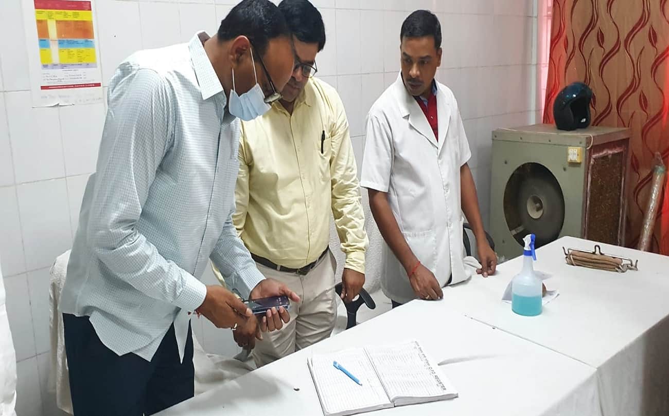 UP Deputy CM Brajesh pathak reached Varanasi District Hospital by driving himself alone CMS was reprimanded