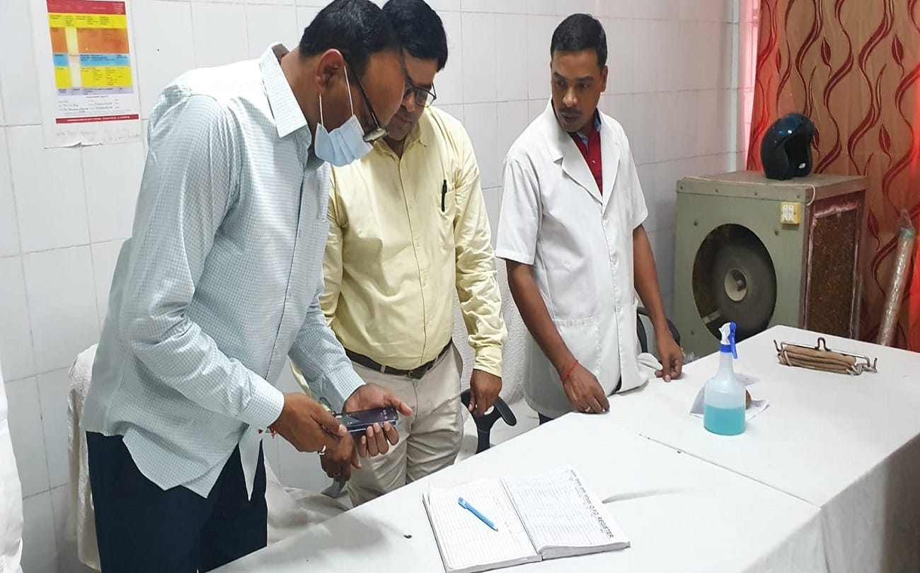 UP Deputy CM Brajesh pathak reached Varanasi District Hospital by driving himself alone CMS was reprimanded