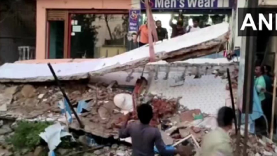 Telangana: Balcony collapsed in Hyderabad, four people standing on road died, landlord also among deads