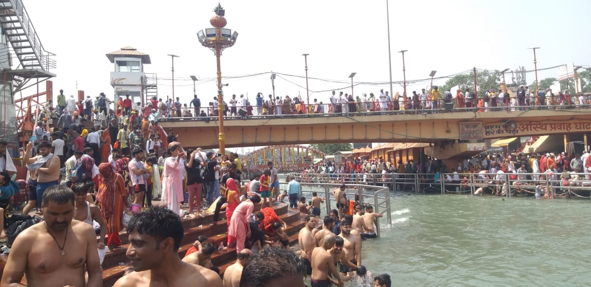 Picture of Dharmanagari on weekend,  Devotees ganga snan in Har Ki Paidi, Ganga Aarti, See photos