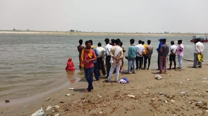 Mirzapur: दोस्त को परीक्षा दिलाने आए दो युवक गंगा में डूबे, एक को बचाया, सेल्फी के चक्कर में हादसा गंगा में डूबे युवक की तलाश जारी