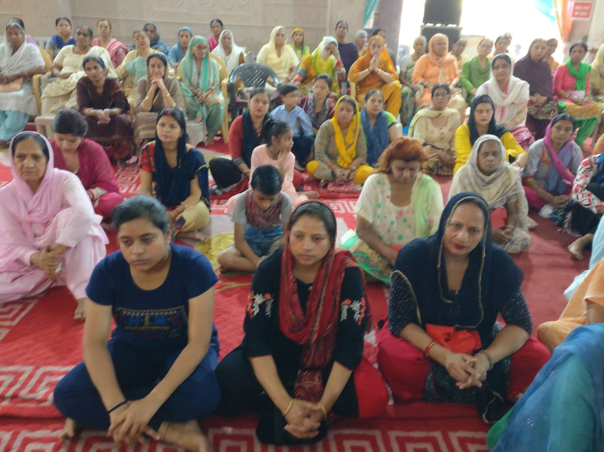Jhulan Jhula Mero Shyam... Devotees dance on the hymn