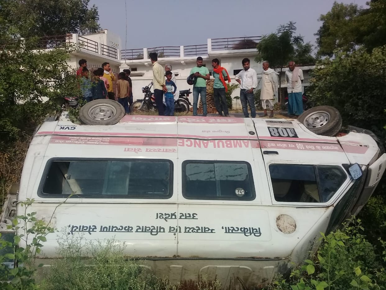 Ambulance  overturned in pit in jaunpur during  returning from hospital driver seriously injured