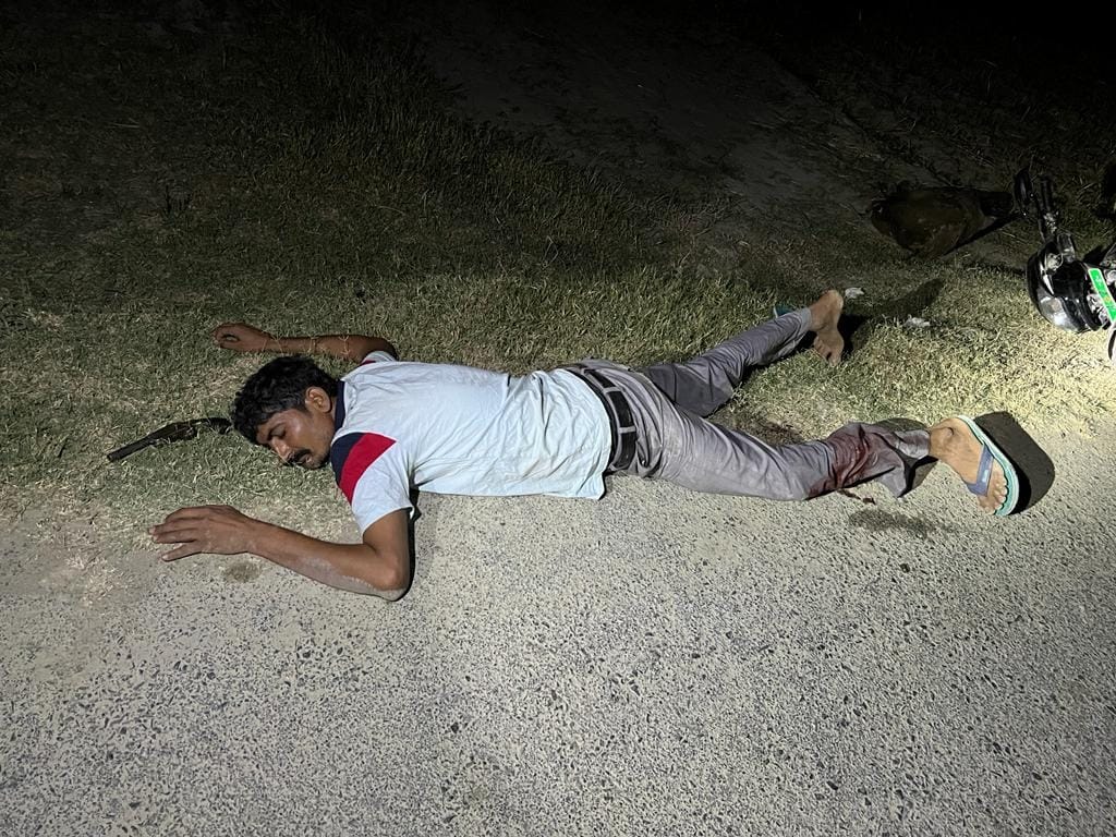 Encounter between animal smugglers and azamgarh police one miscreant injured due to bullet shot three arrested