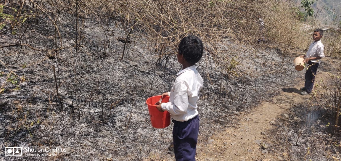 Children extinguished the fire that reached the school