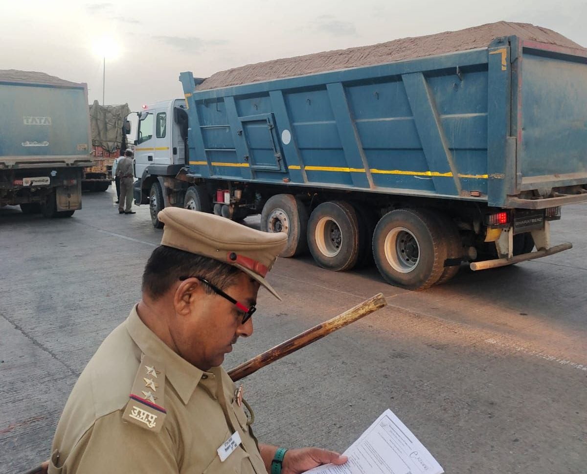 Kanpur Dehat: Campaign against overloaded trucks, caught 10 trucks, eight lakh fined