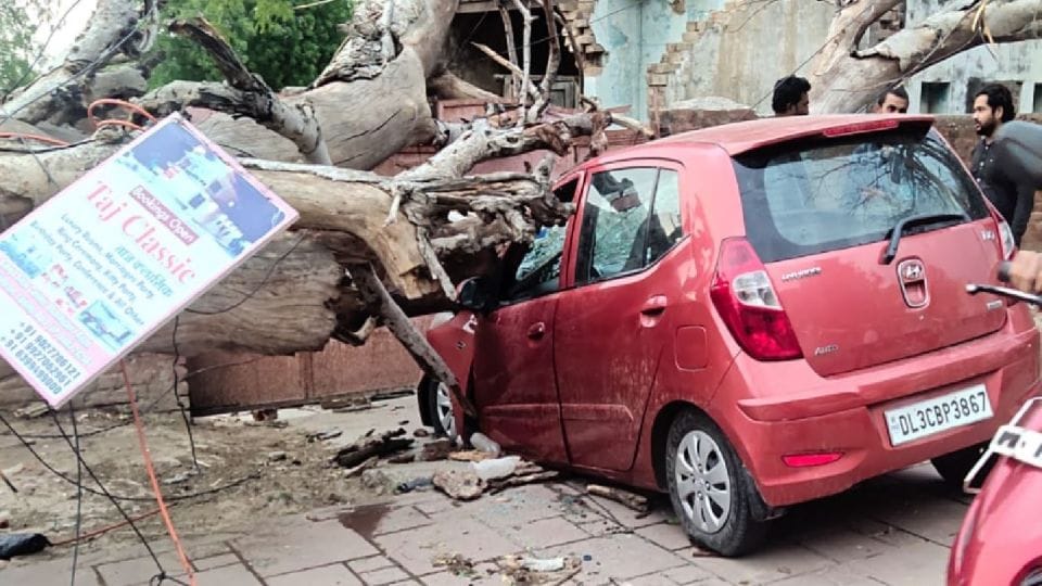 Power cut in Agra due to thunderstorm