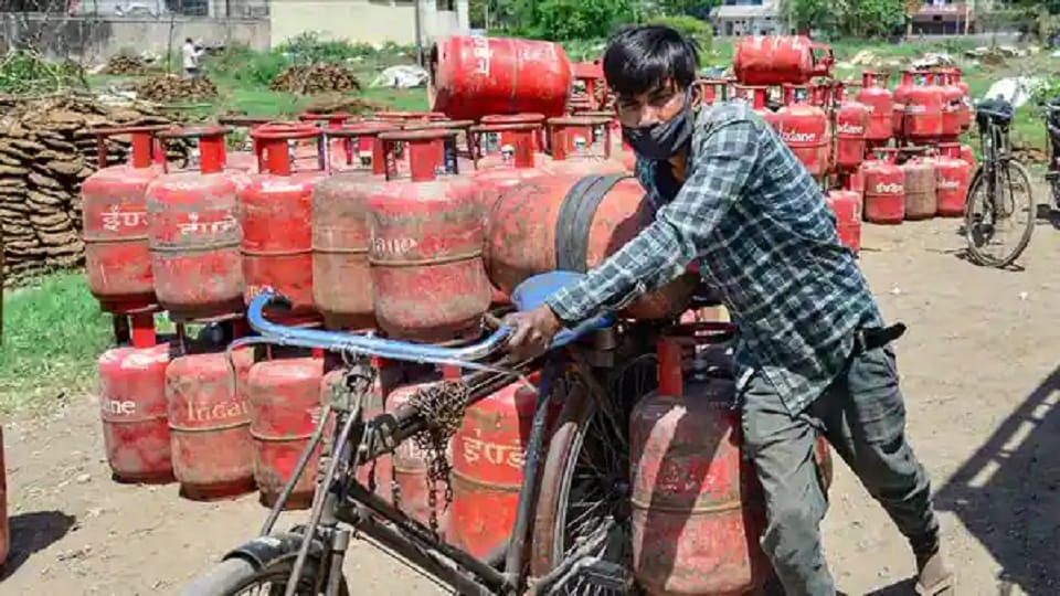 Domestic LPG cylinders to come with QR codes Know Government Rules in Hindi