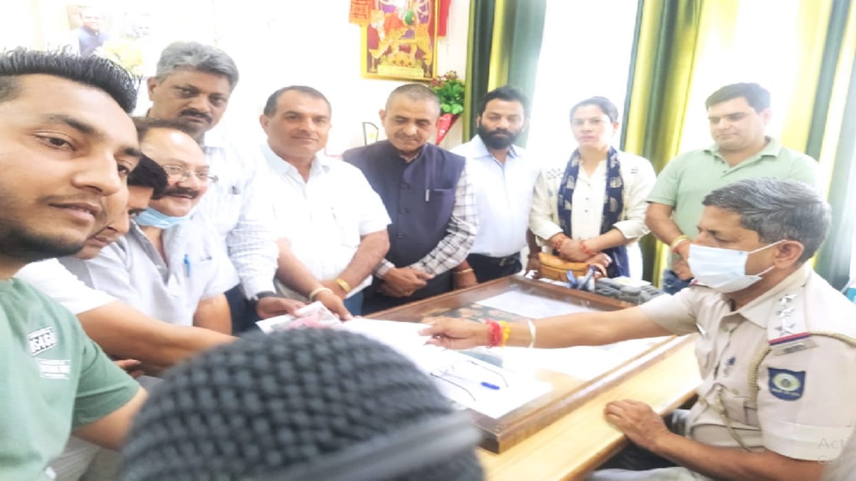 Congressmen reached the police station after breaking the foundation stone in the name of Virbhadra Singh