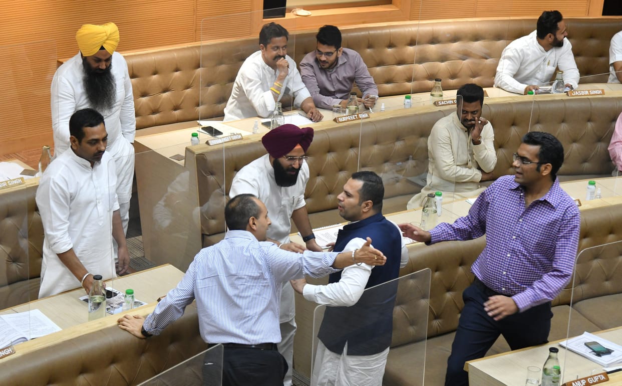 The anger of the councilors erupted against the bureaucracy, said - only the advisor should run the house