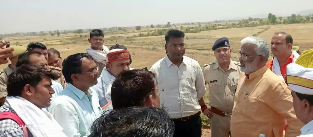 Seeing the bad road, the minister reprimanded