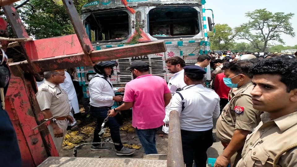 truck hit a roadside cart four people died in aligarh