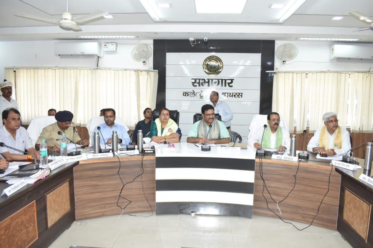 Hathras: The problems of power cut, drinking water crisis, health services and road conditions were raised in front of the minister.