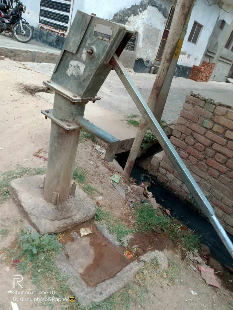 Hathras: Eight thousand people are facing water crisis in the scorching heat