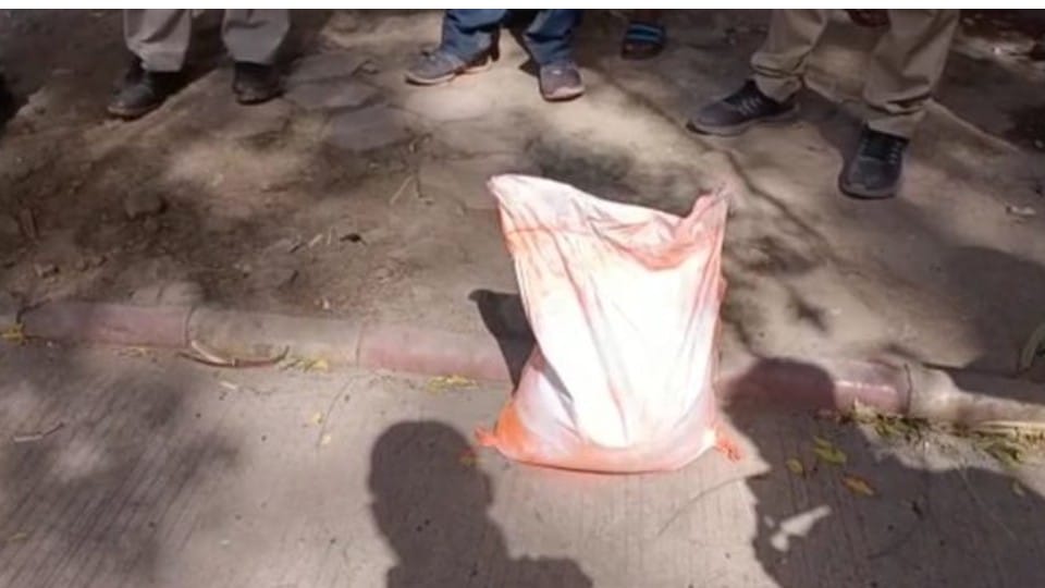 Dewas: Fake vermilion was being made by melting old batteries, police raided, more than a hundred sacks seized