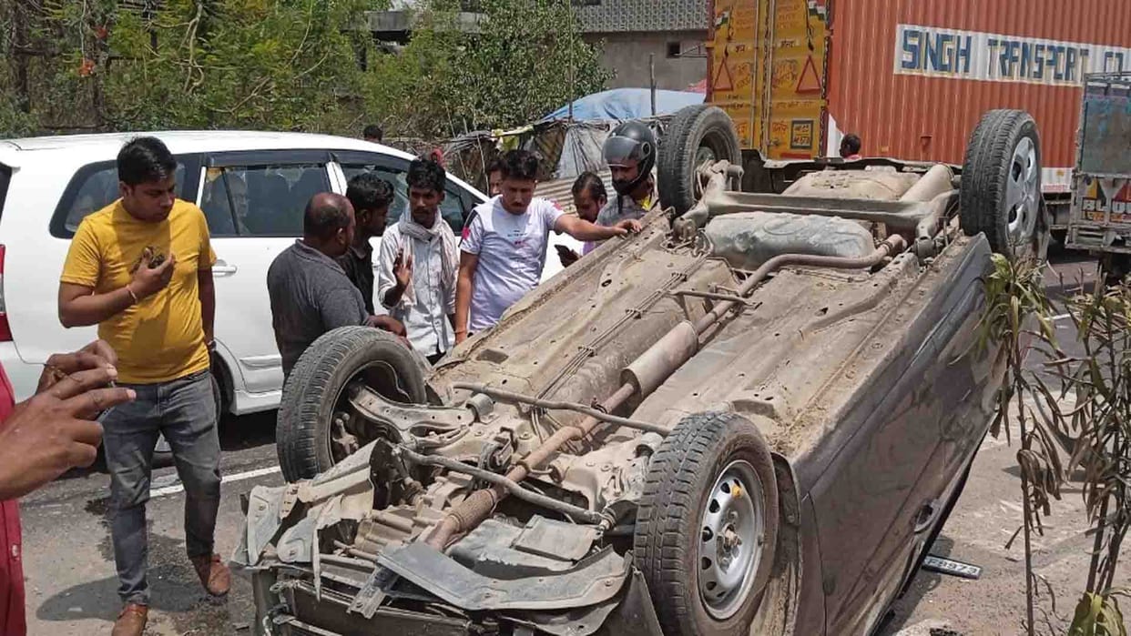 Road accident in Unnao, Car overturned after colliding with divider, five people injured