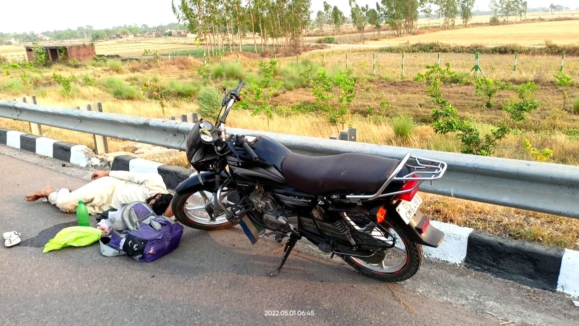 uncontrolled bike collided with a divider on the expressway in Unnao district 