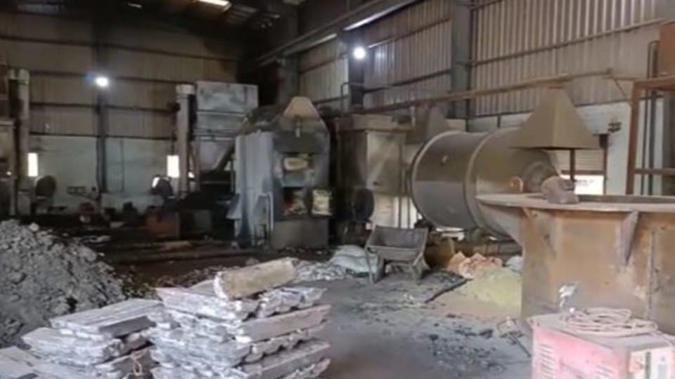 Dewas: Fake vermilion was being made by melting old batteries, police raided, more than a hundred sacks seized