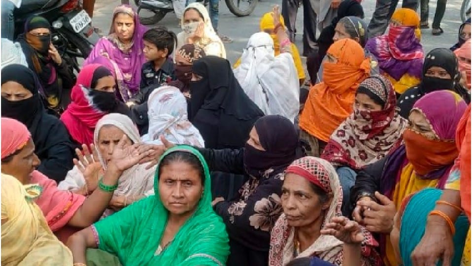 Water crisis in Khandwa: Sitting on the road for water, women did a blockade, Tehsildar removed fear of section 144