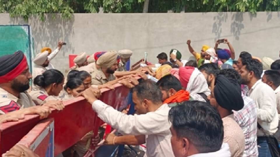 Lathi charge on unemployed teachers in Barnala of Punjab