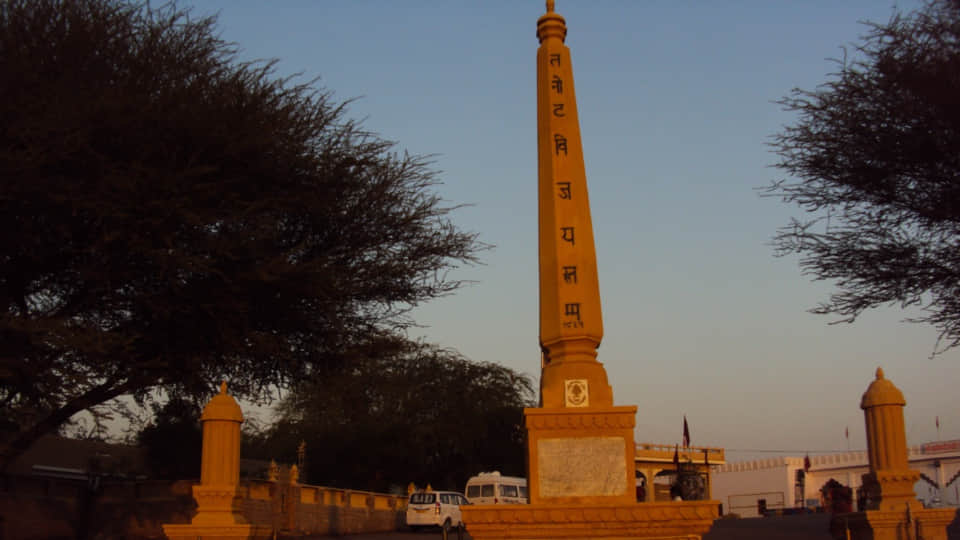 Indo Pak Border tourists will enjoy Longewala Border Post in Rajasthan 