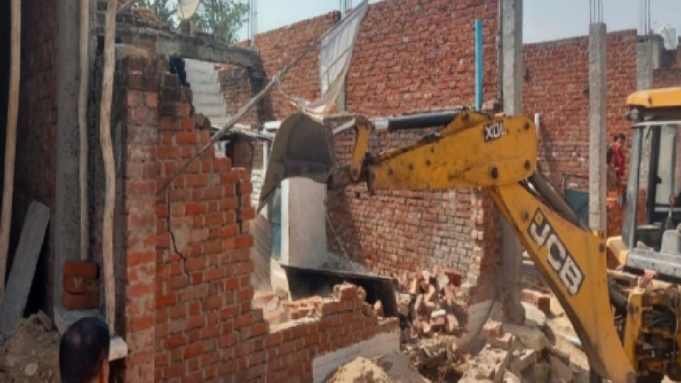 Anti mafia campaign in Morena: Bulldozer on illegal possession of brother-in-law of dacoit Kalli Gurjar, action stopped only after demolishing the house