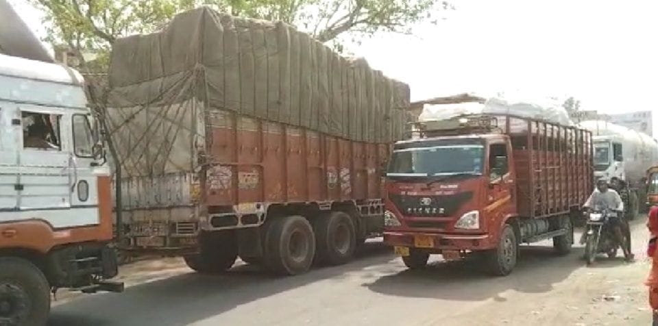 Mathura: Third railway line construction: 30 hours of highway diversion caused heavy traffic jam