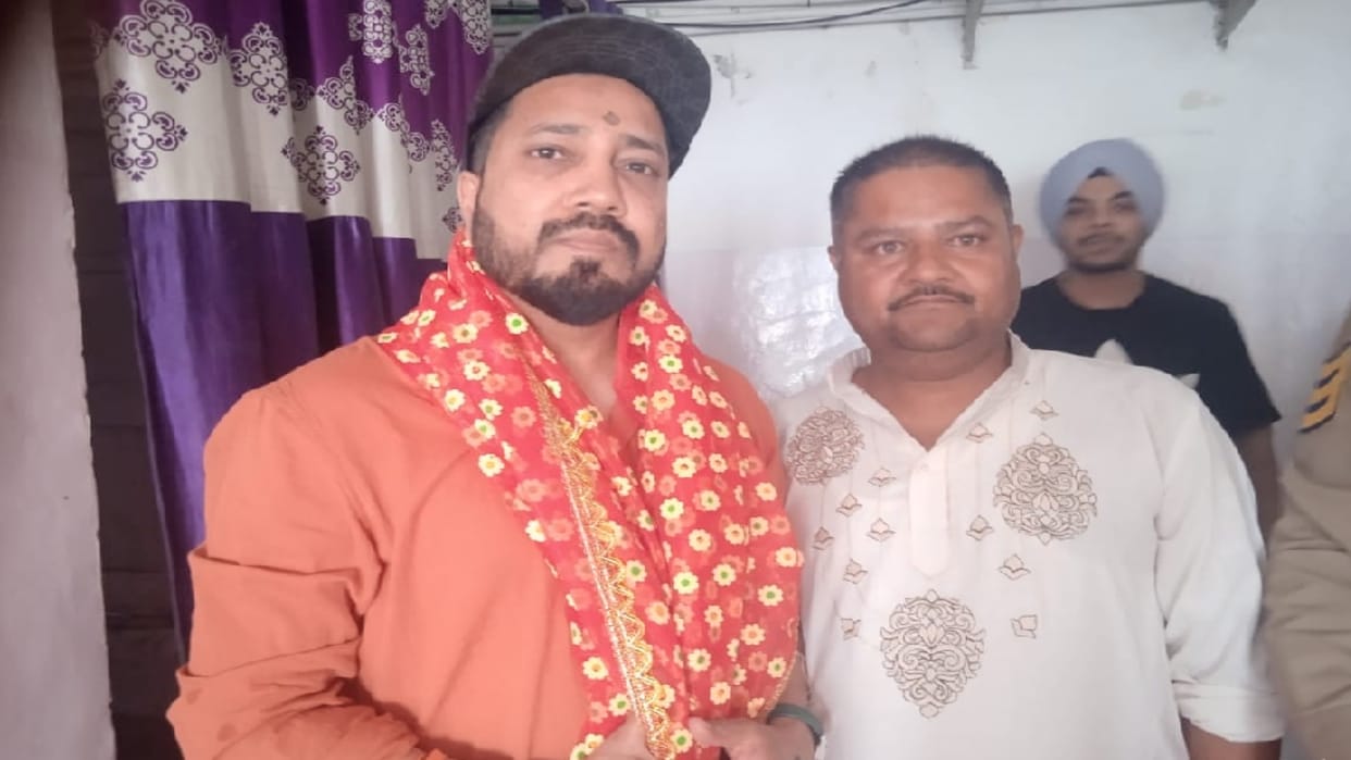 Singer Mika Singh had darshan of mother Nayanadevi ji