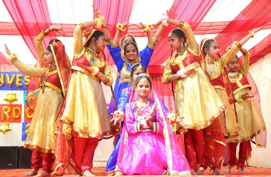 Cultural presentations created a ruckus in the decoration ceremony