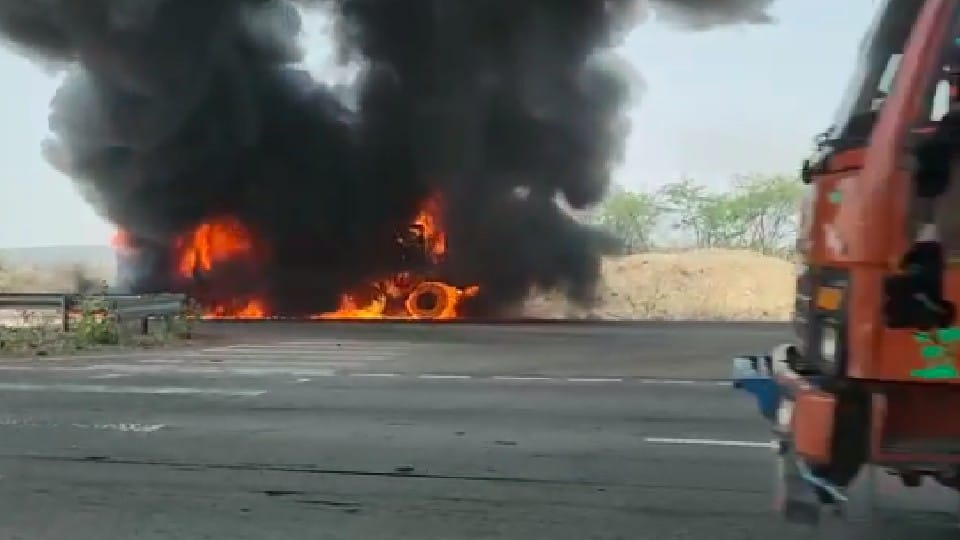 Shivpuri: Sudden fire in moving trolley, driver-operator saved life by jumping, traffic diverted on highway