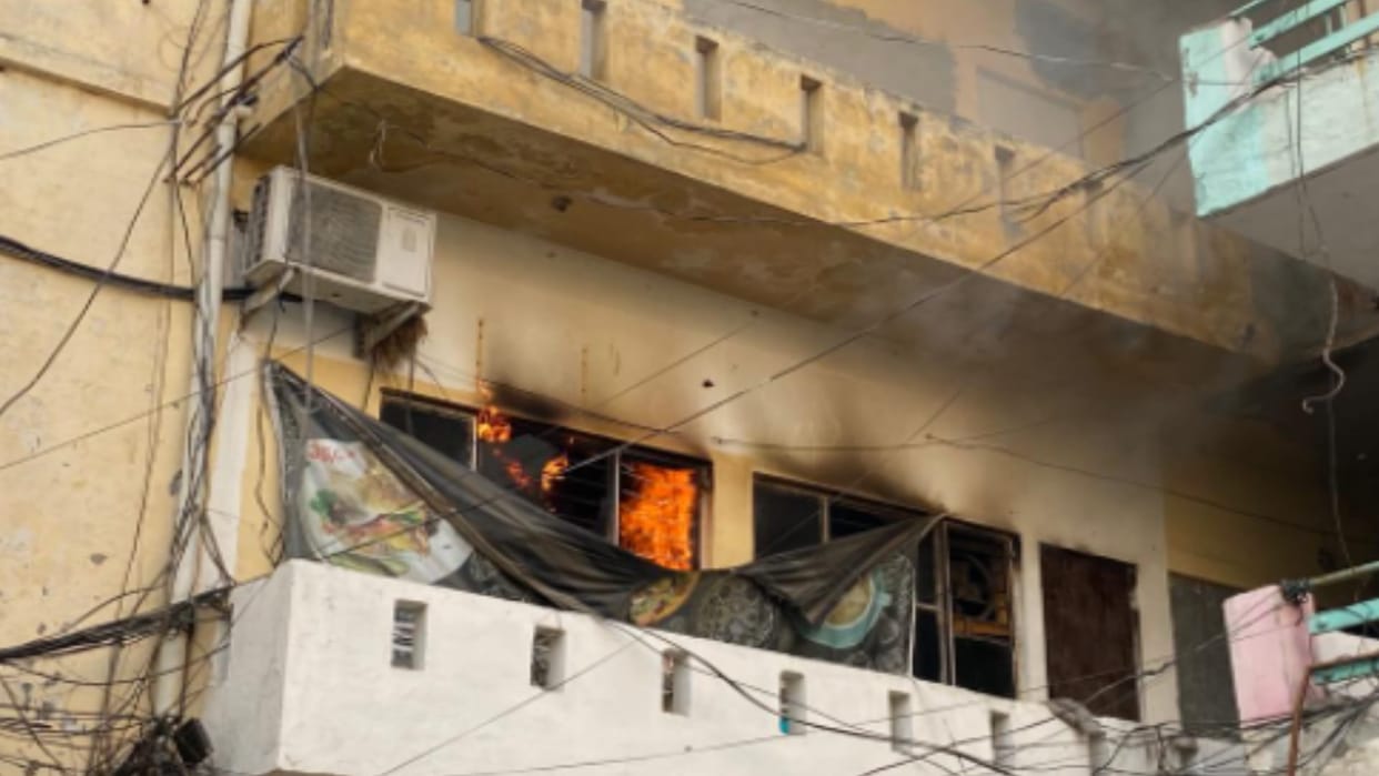 Massive fire broke out in Pizza Cafe in Meerut, several cylinders exploded with explosion