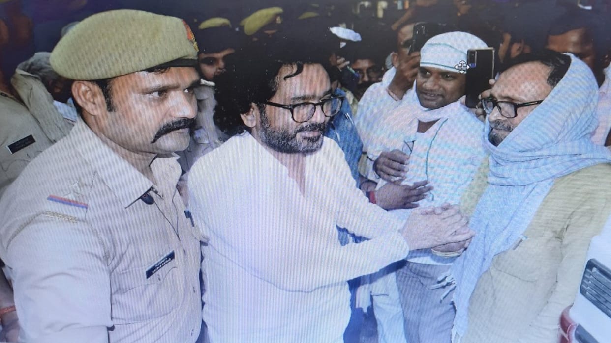 Pratapgarh: Police reached with five lakh reward SP leader Chairman Yadav and his brother