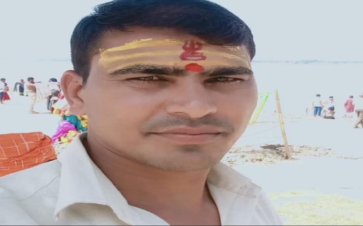 Accident in varanasi youth died after his stuck in tractor driven cutting fodder machine