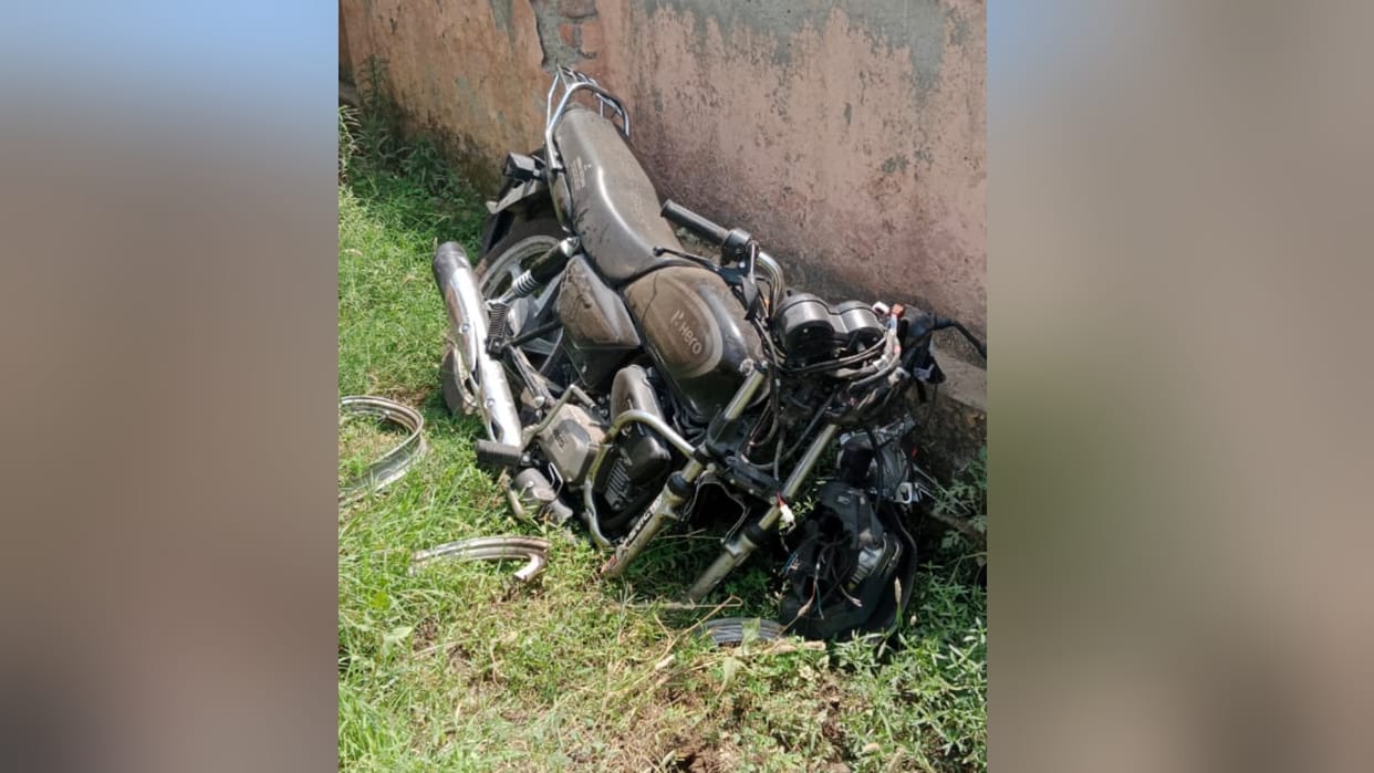 Big road accident in Hapur: Unknown vehicle hit the bike