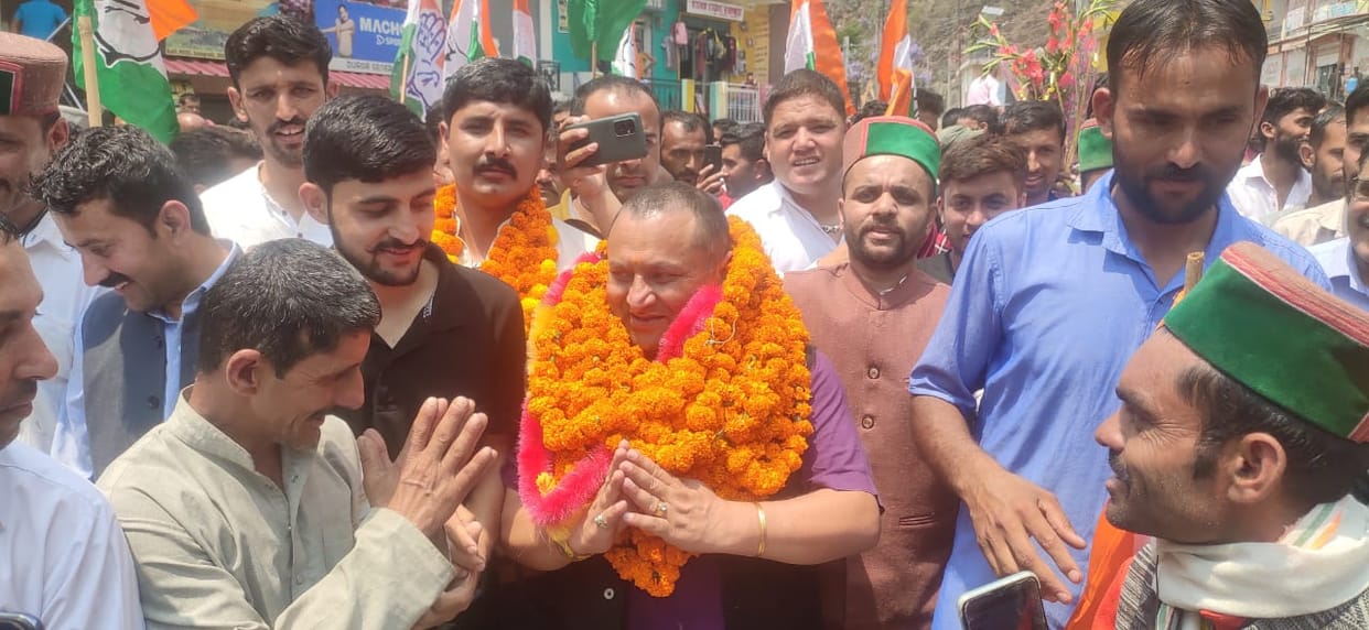 people of sangdah and dadhahu welcome to  mla vinay kuamr after  becoming his executive president of state congress commeettee