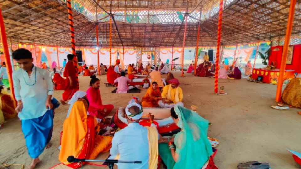 Sehore: Devotees gathered in the seven-day Pran-Pratishtha festival, thousands of people reaching to see the austerity of Pagal Baba in the scorching sun