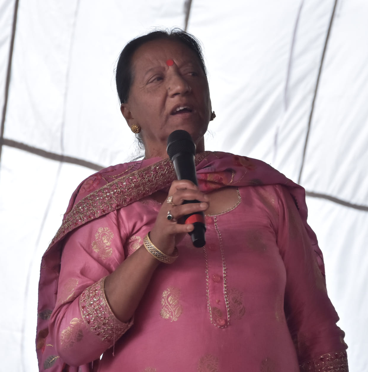 The mayor got angry on the engineer in front of the minister, asked how the tender was done