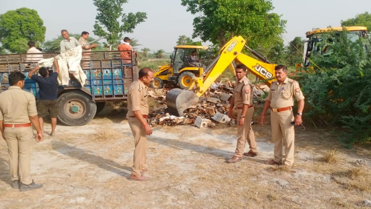 Budaun Bulldozer on 11 hundred boxes of liquor recovered from smugglers in Katri action taken on the orders of the court