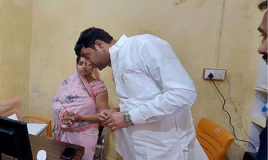 Cleanliness continued in the district hospital, Minister of State reached Sikanderpur
