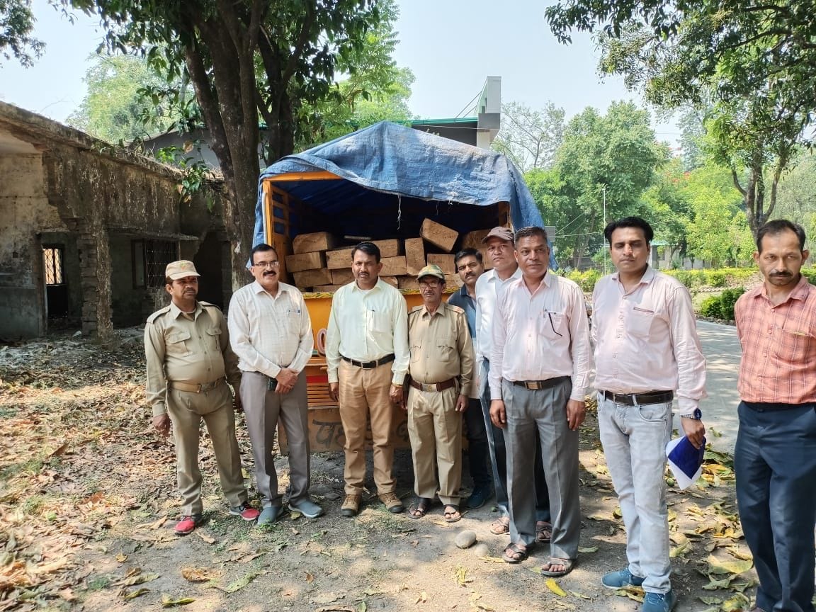 Jeep laden with 34 sleepers of deodar caught, smugglers absconding