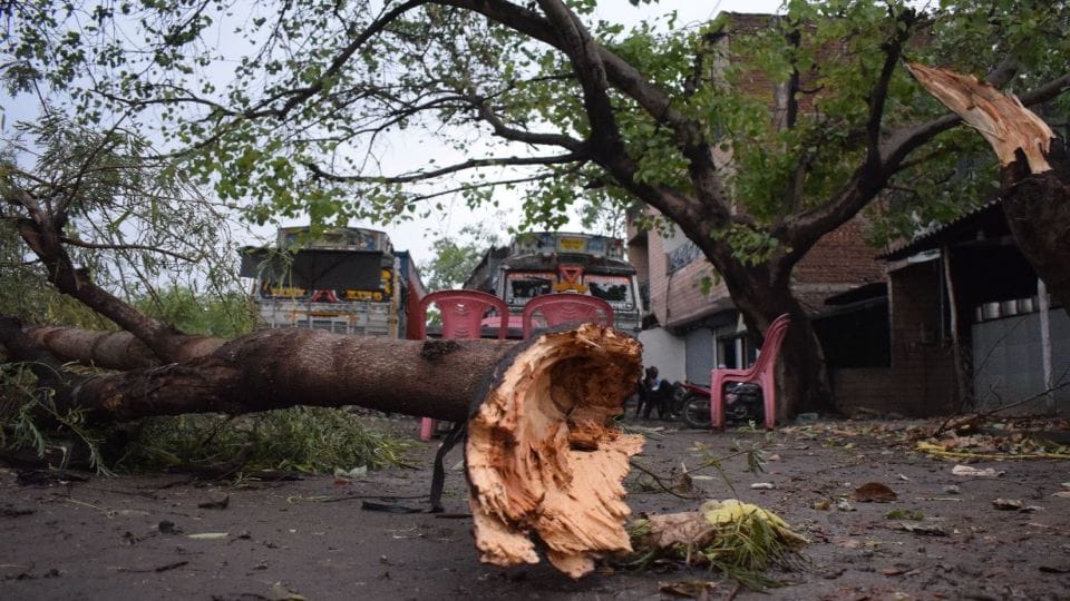 Power cut in Agra due to thunderstorm